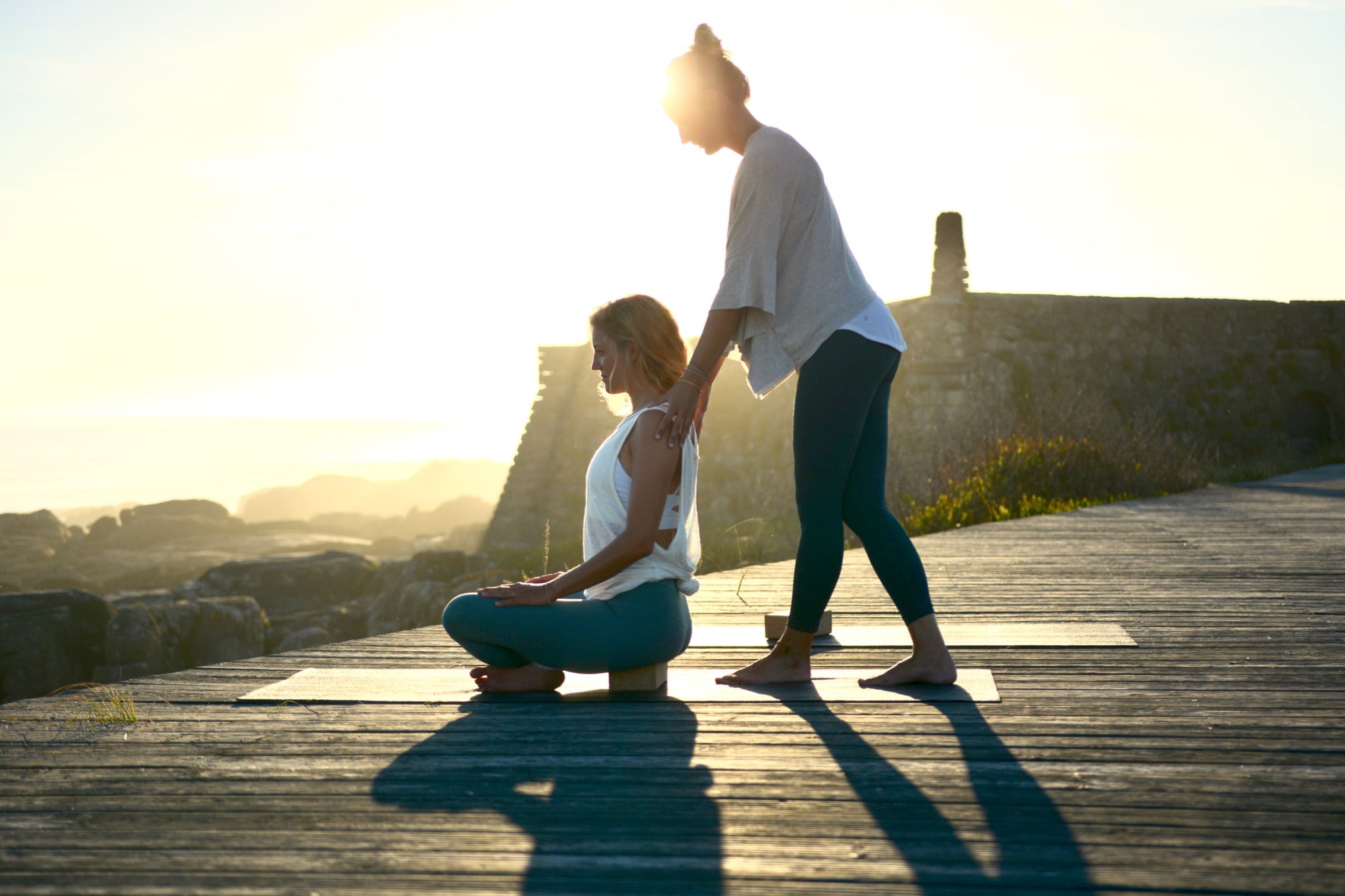 Goodtimes Surfcamp Yoga Retreat Yogakurs auf Plattform am Meer