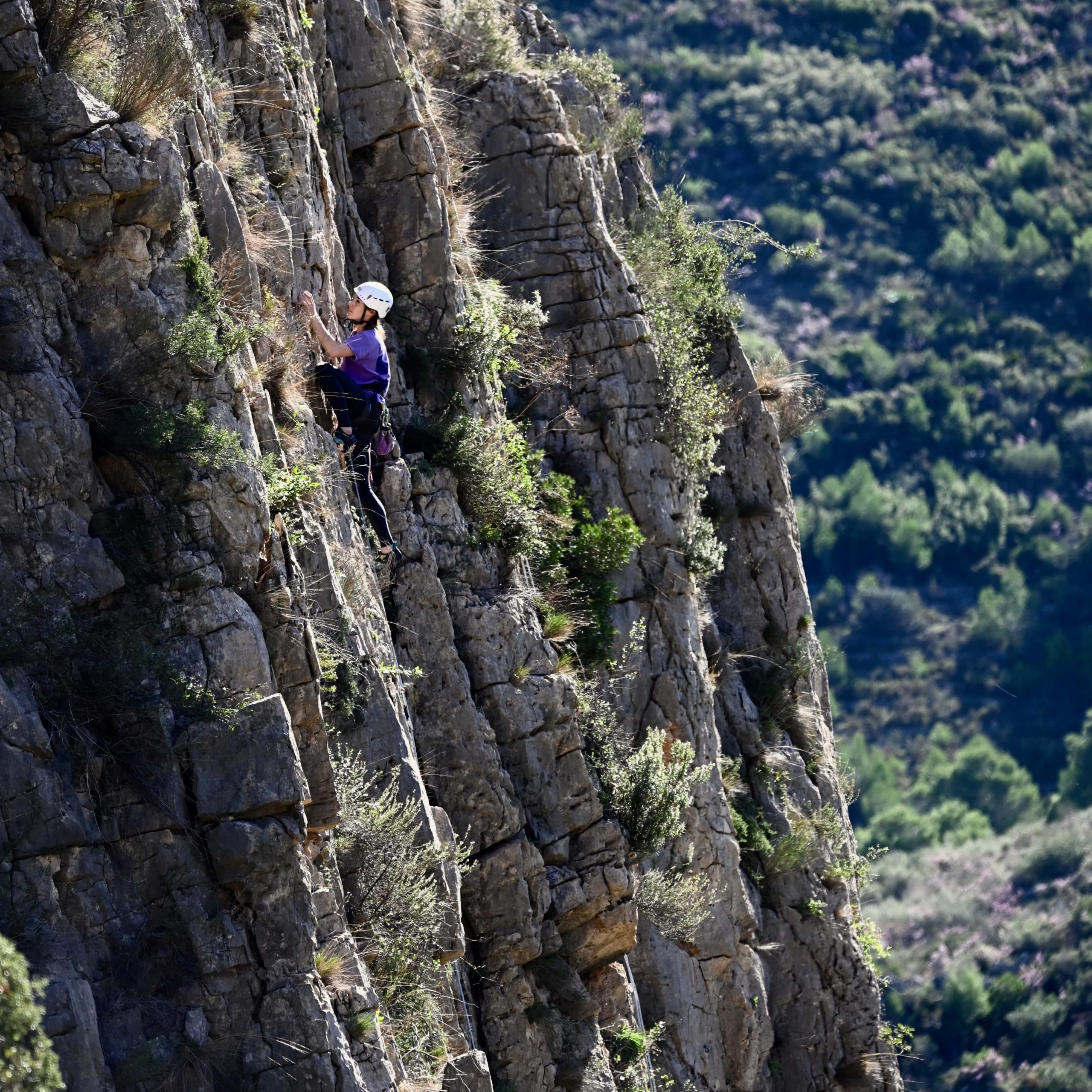Goodtimes Sportreisen Spanien, Costa Blanca. Kletterin beim Outdoor Klettern