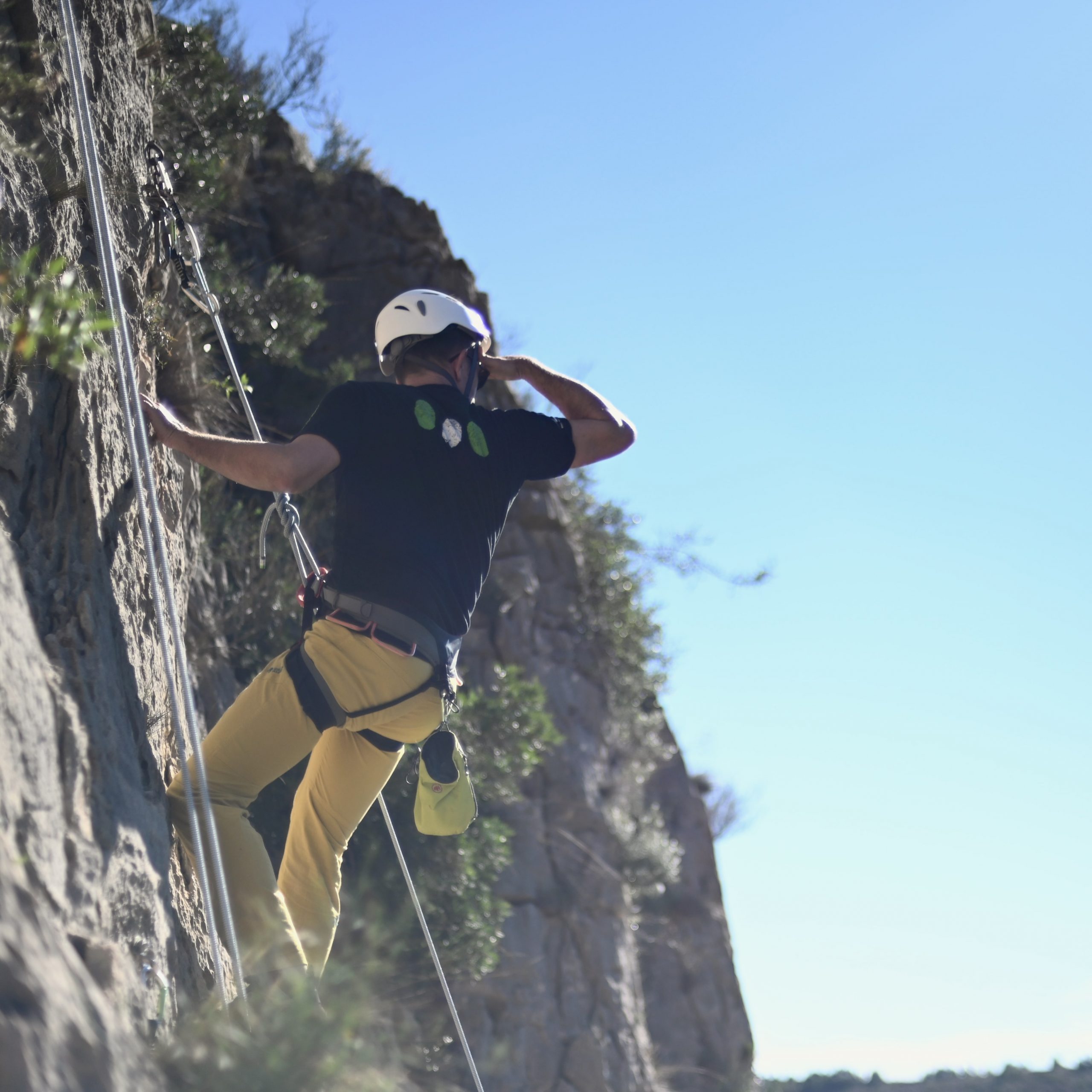 Goodtimes Sportreisen Spanien, Costa Blanca. Kletterer am Fels guckt in die Ferne