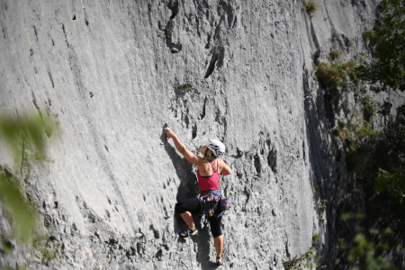 Kletterin in der Wand in Kroatien bei Goodtimes Sportreisen