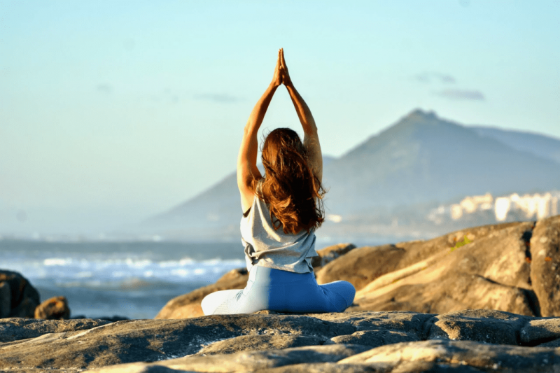 Yogalehrerin am Strand im Goodtimes Surfcamp