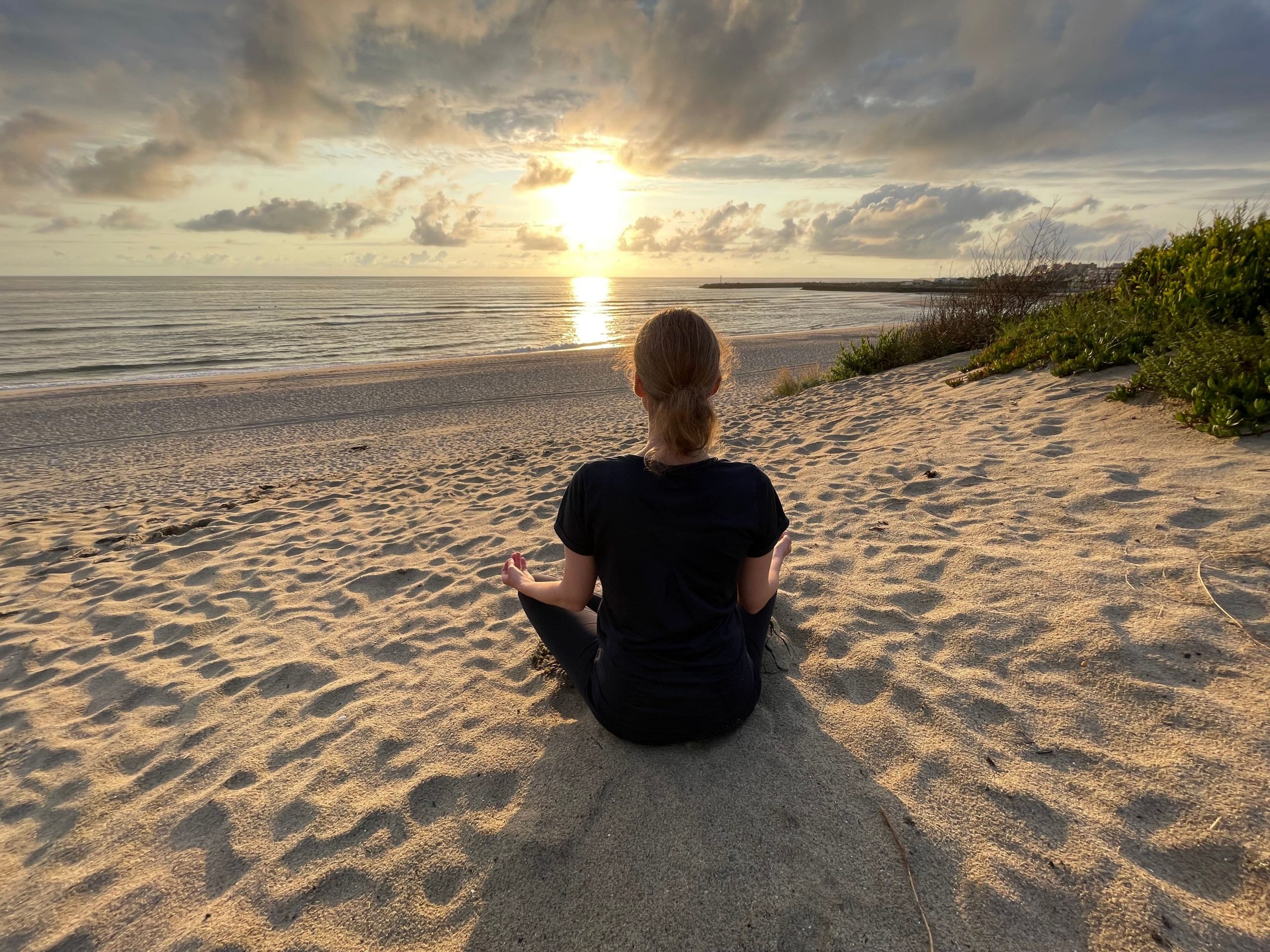 Goodtimes Yogaretreat, Yogalehrerin am Strand vor Sonnenuntergang