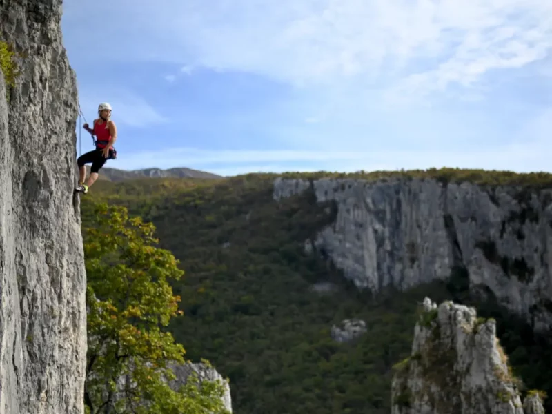 Goodtimes Sportreisen Klettercamp Kroatien, Kletterin am Fels