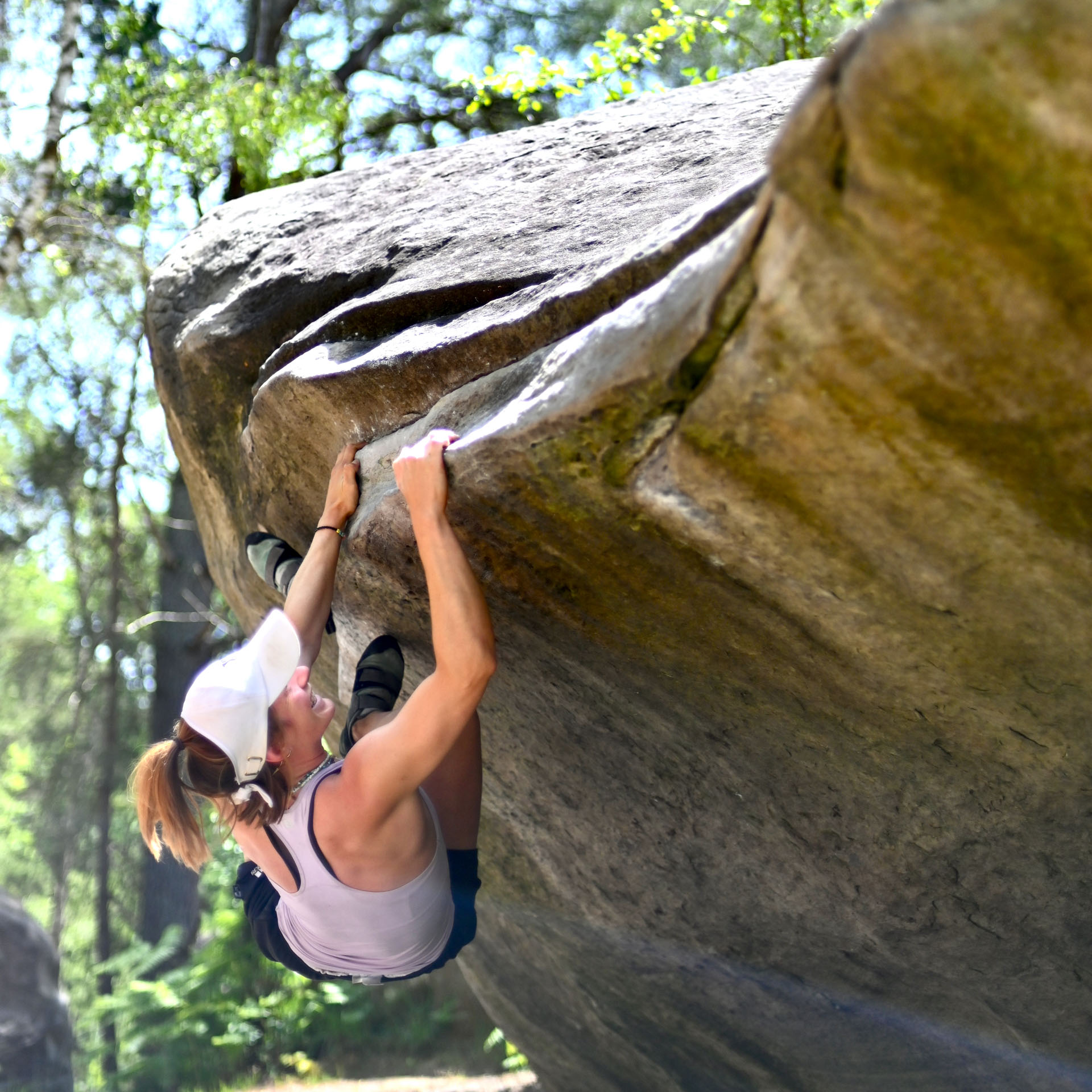Goodtimes Bouldercamp Fontainebleau Boulderin Susi am Überhang beim Bouldern