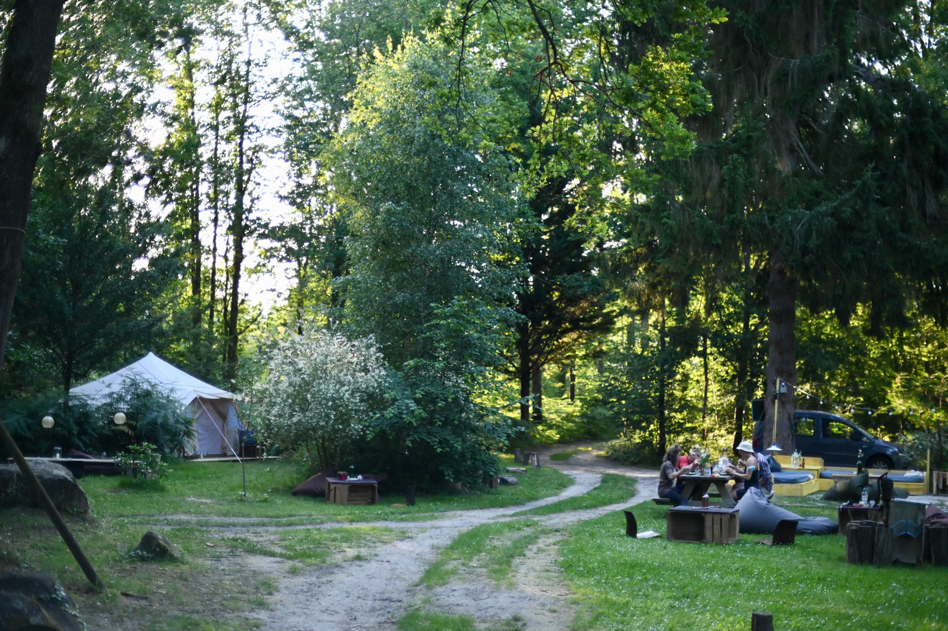 Goodtimes Bouldercamp Fontainebleau Blick auf den Garten mit Glamoingzelt im Bouldercamp