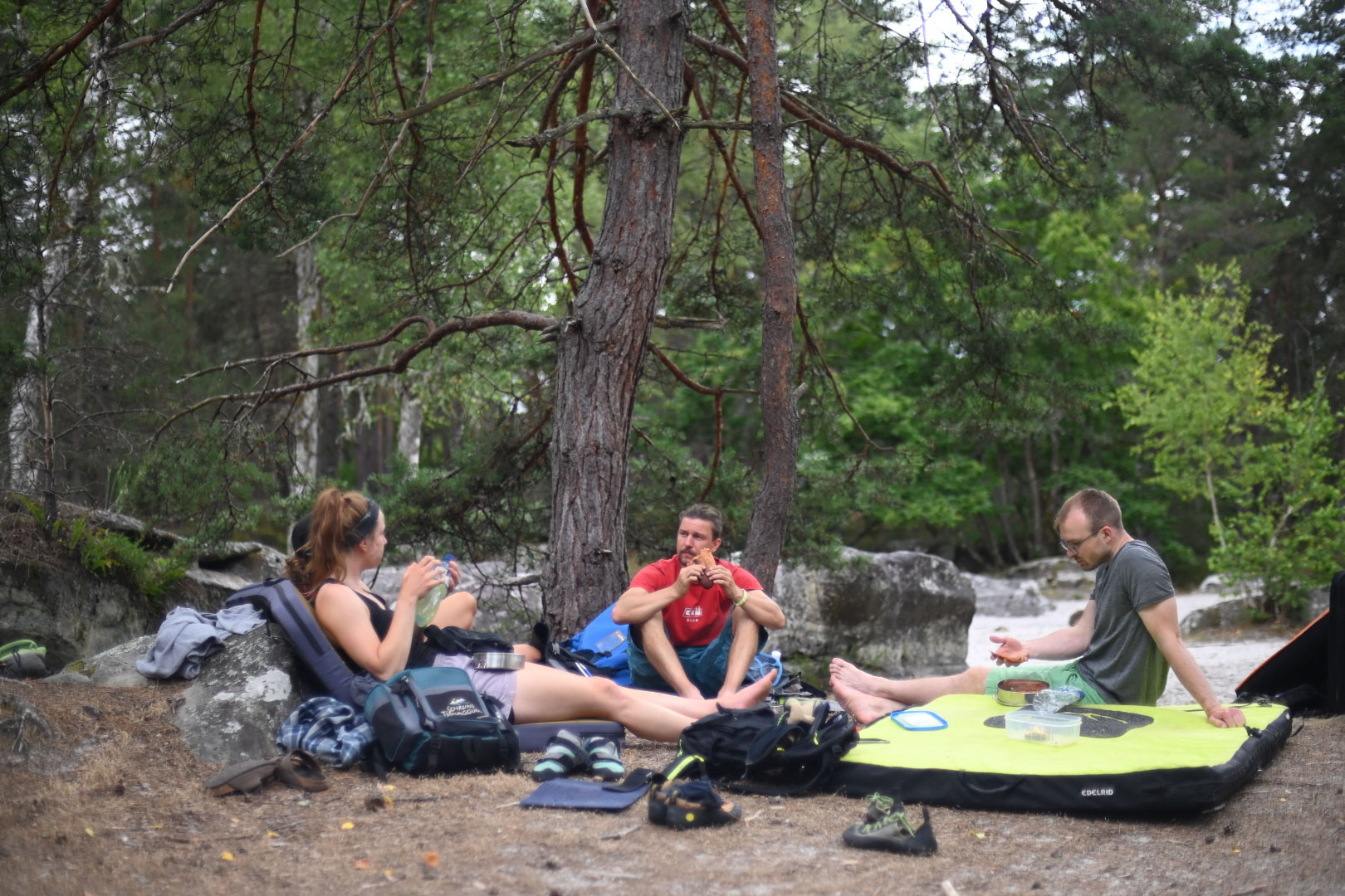 Goodtimes Bouldercamp Fontainebleau Pause beim Boulderguiding mit Gästen
