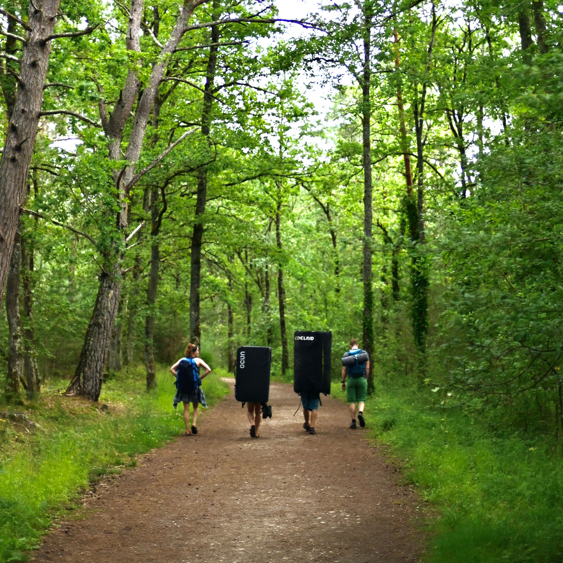 Goodtimes Bouldercamp Fontainebleau Boulderer mit Bouldermatten auf dem Weg zum Fels