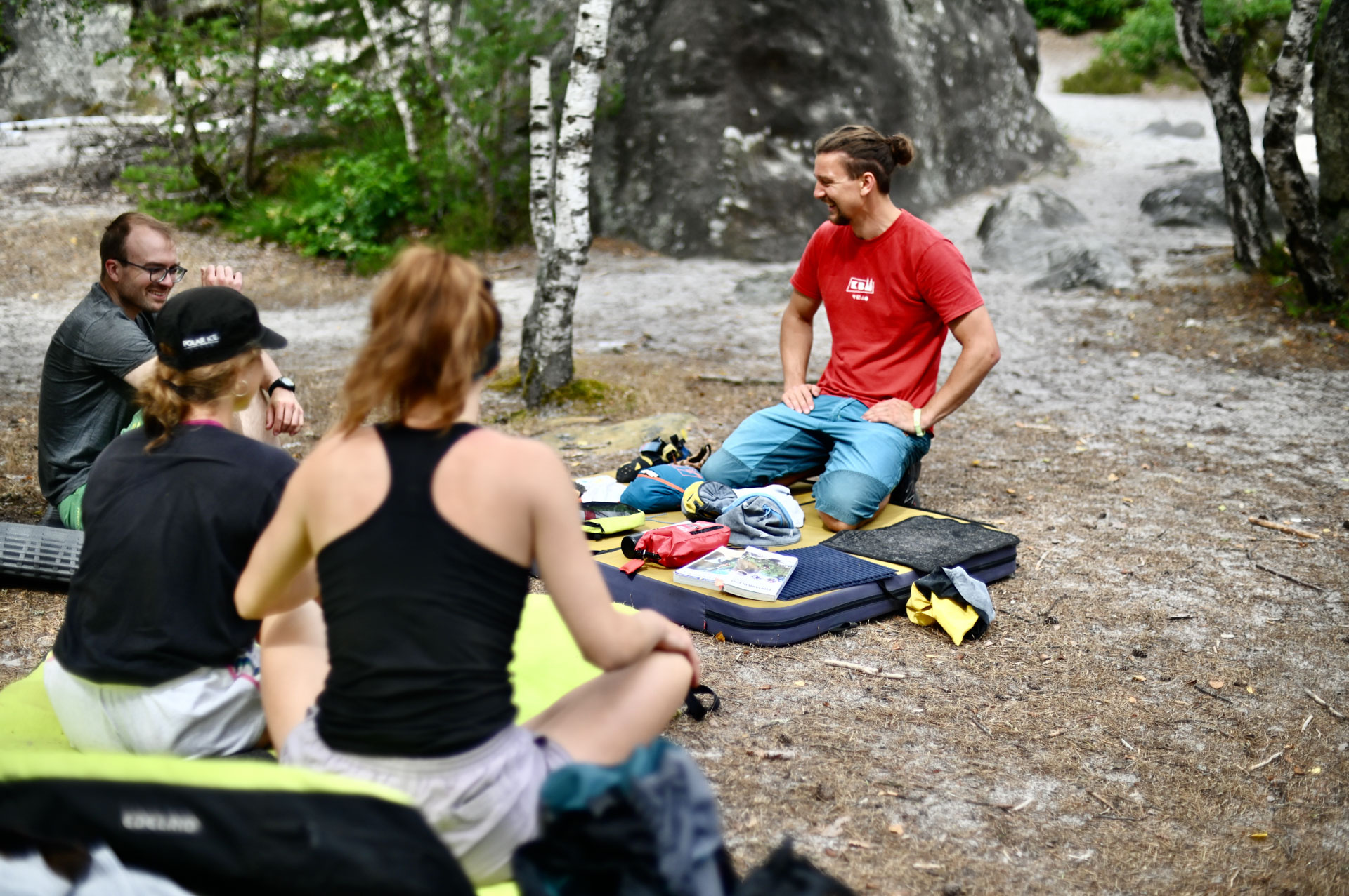 Goodtimes Bouldercamp Fontainebleau Bouldertrainer mit Gästen im Bouldergebite