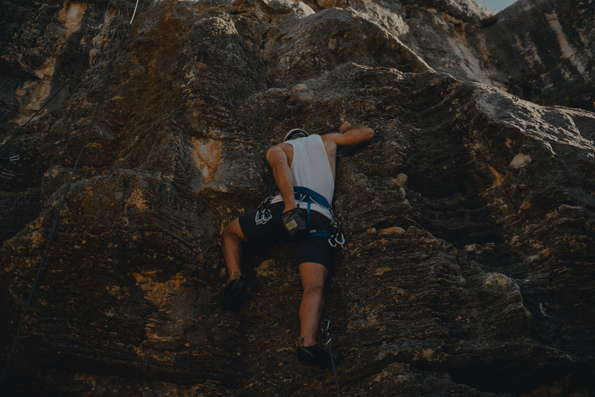 Goodtimes Sportreisen Kletterreisen Europa, Kletterer am Fels in der Eifel