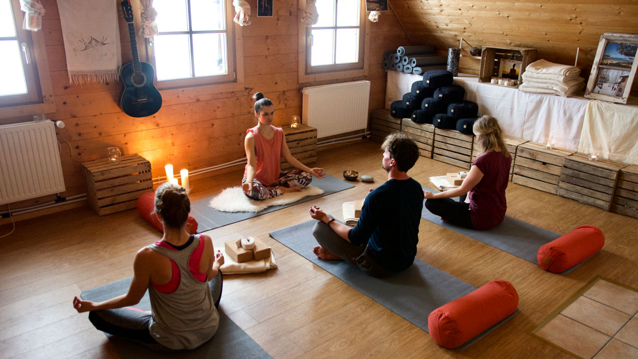 Goodtimes Sportreisen Snowcamp Österreich. Yoga Session in der Skihütte