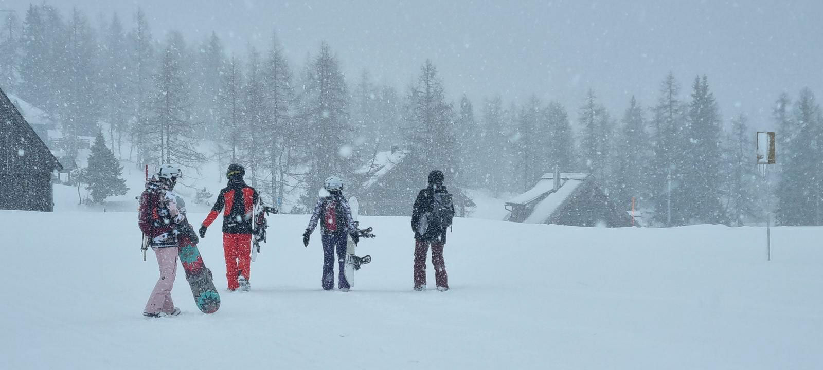 Goodtimes Sportreisen Snowcamp Österreich. Snowboarder im Scheetreiben