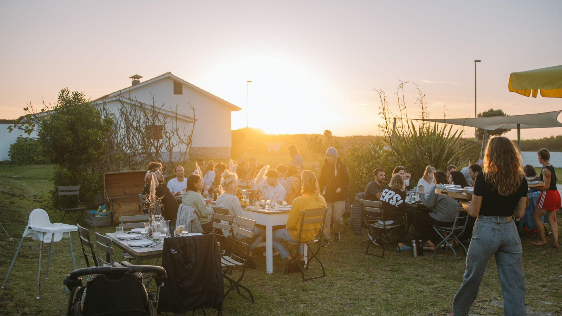 Goodtimes Sportreisen Surfcamp Portugal Abendessen bei Sonnenuntergang im Garten