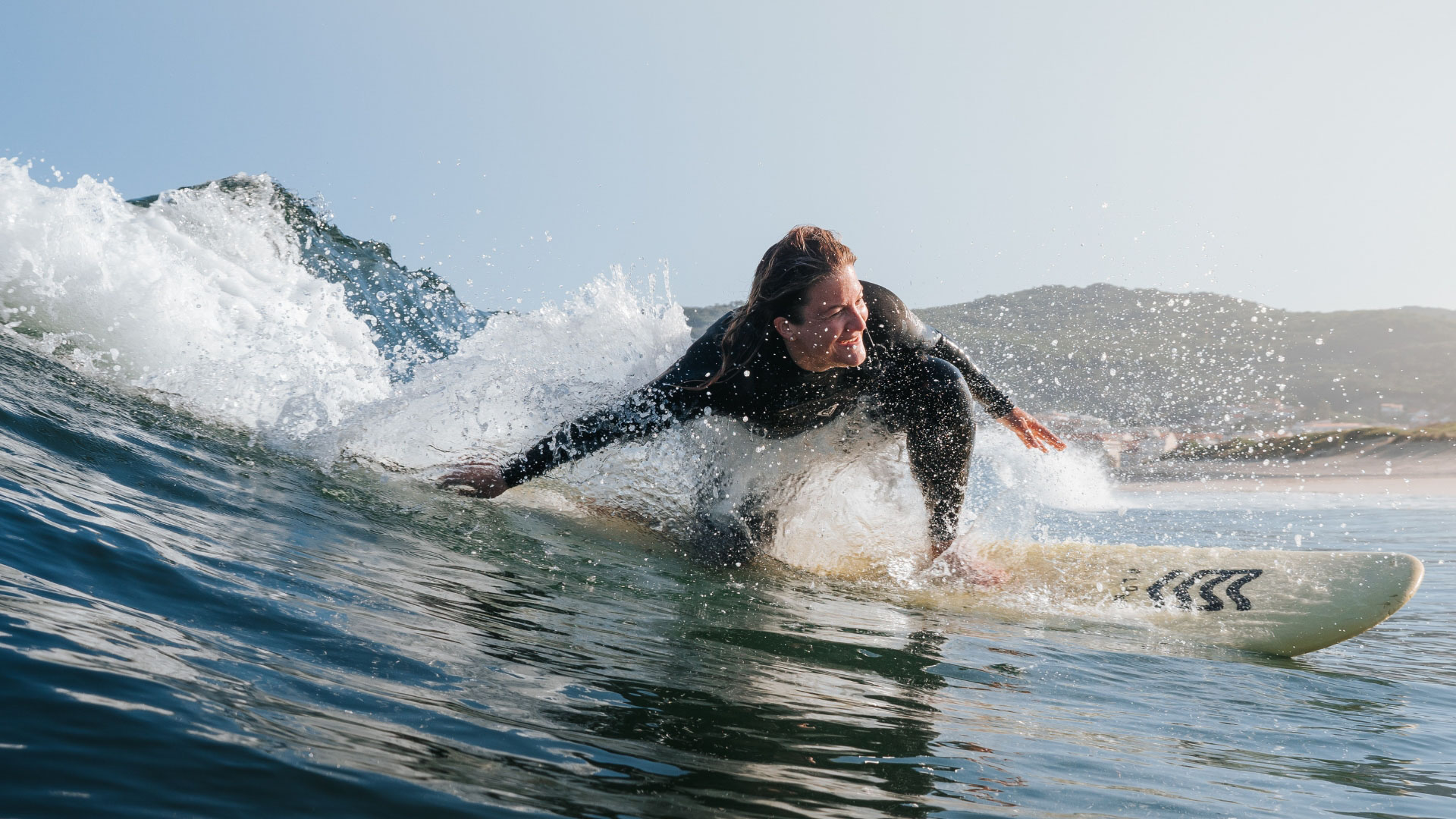 Goodtimes Sportreisen Surfcamp Portugal Surferin auf der Welle Closeup