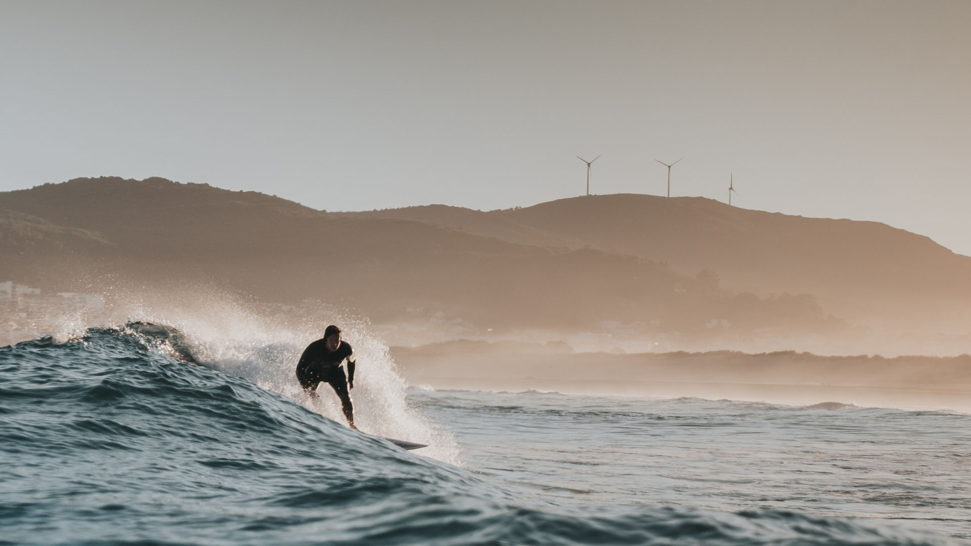 Goodtimes Sportreisen Surfcamp Portugal Surfer auf der Welle Watershot