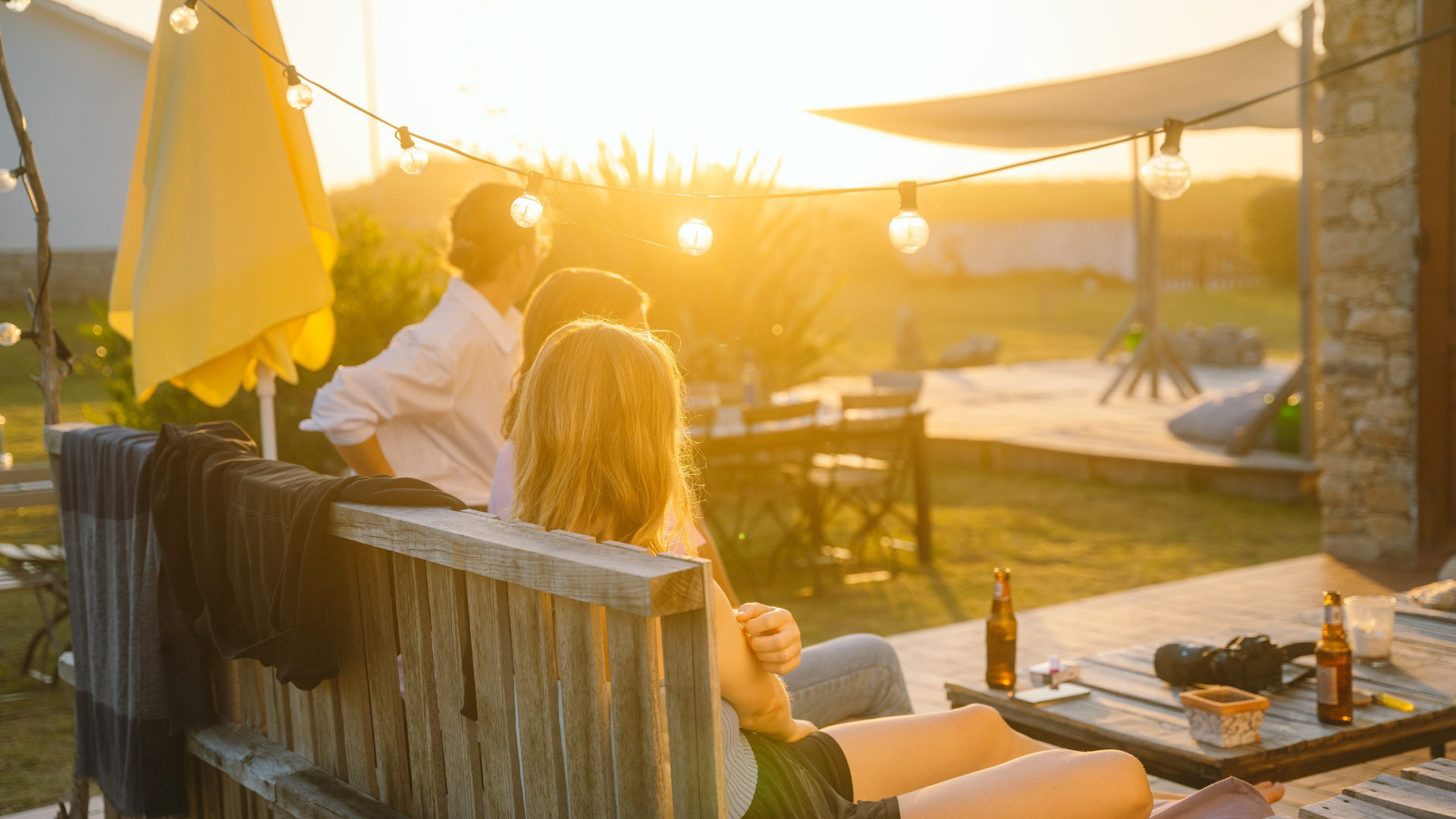 Goodtimes Sportreisen Surfcamp Portugal Gäste im Garten im Sonnenuntergang