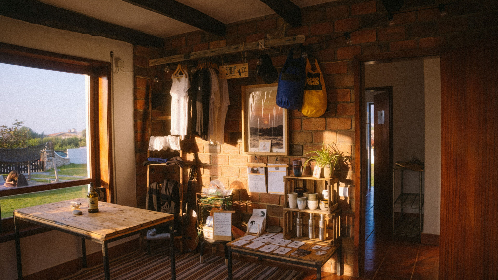 Goodtimes Sportreisen Surfcamp Portugal Shop mit Merchaandise im Surfcamp