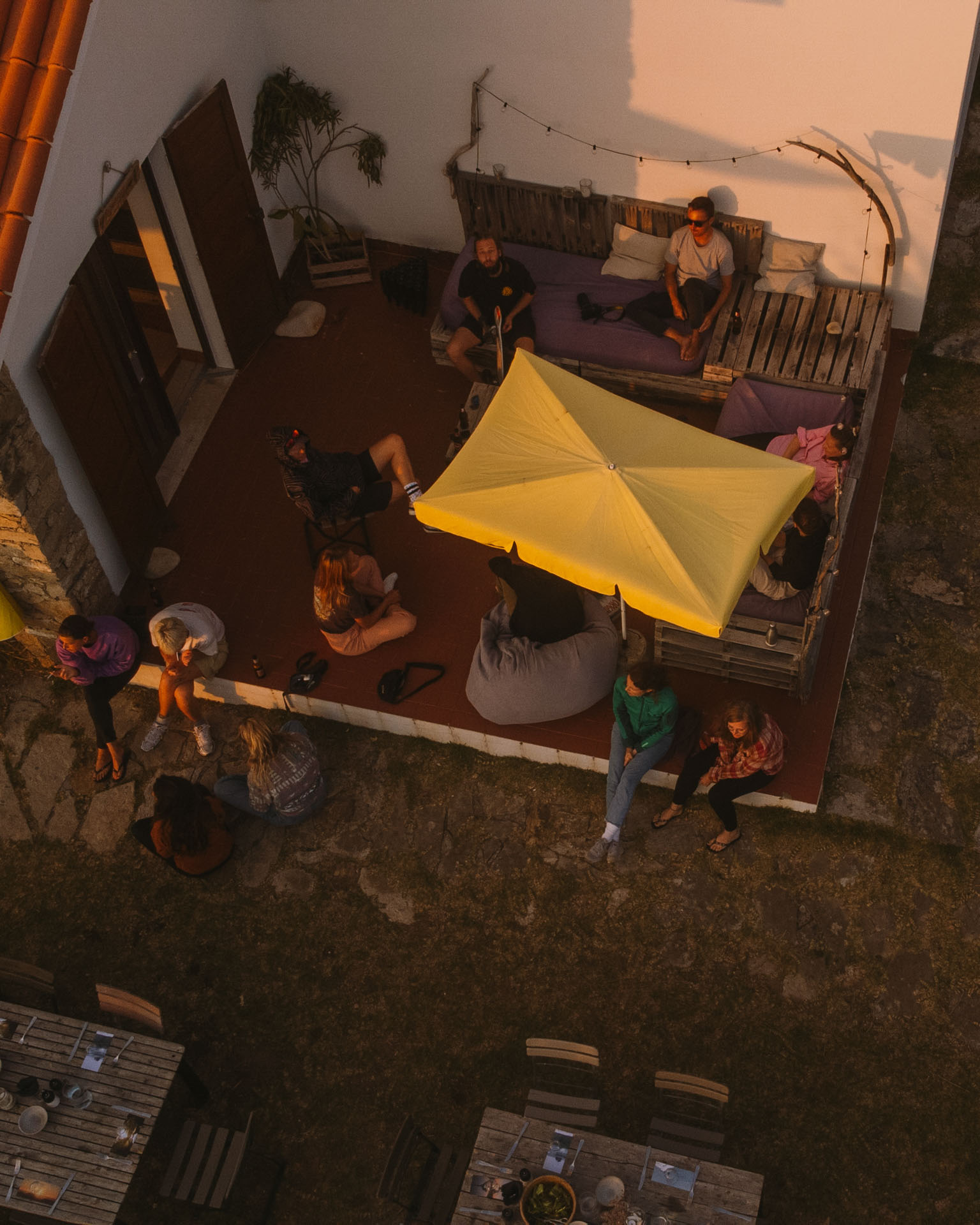 Goodtimes Sportreisen Surfcamp Portugal Luftaufnahme Gartenlounge mit Gästen