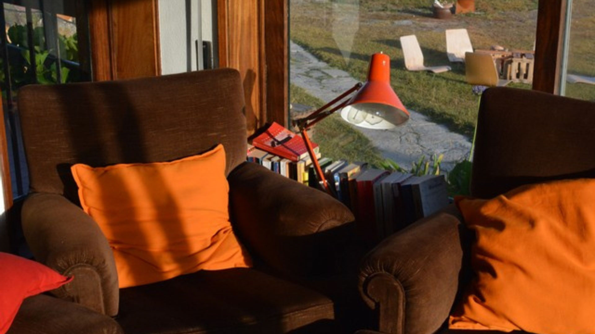 Goodtimes Sportreisen Surfcamp Portugal gemütlicher Sessel im Wohnzimmer