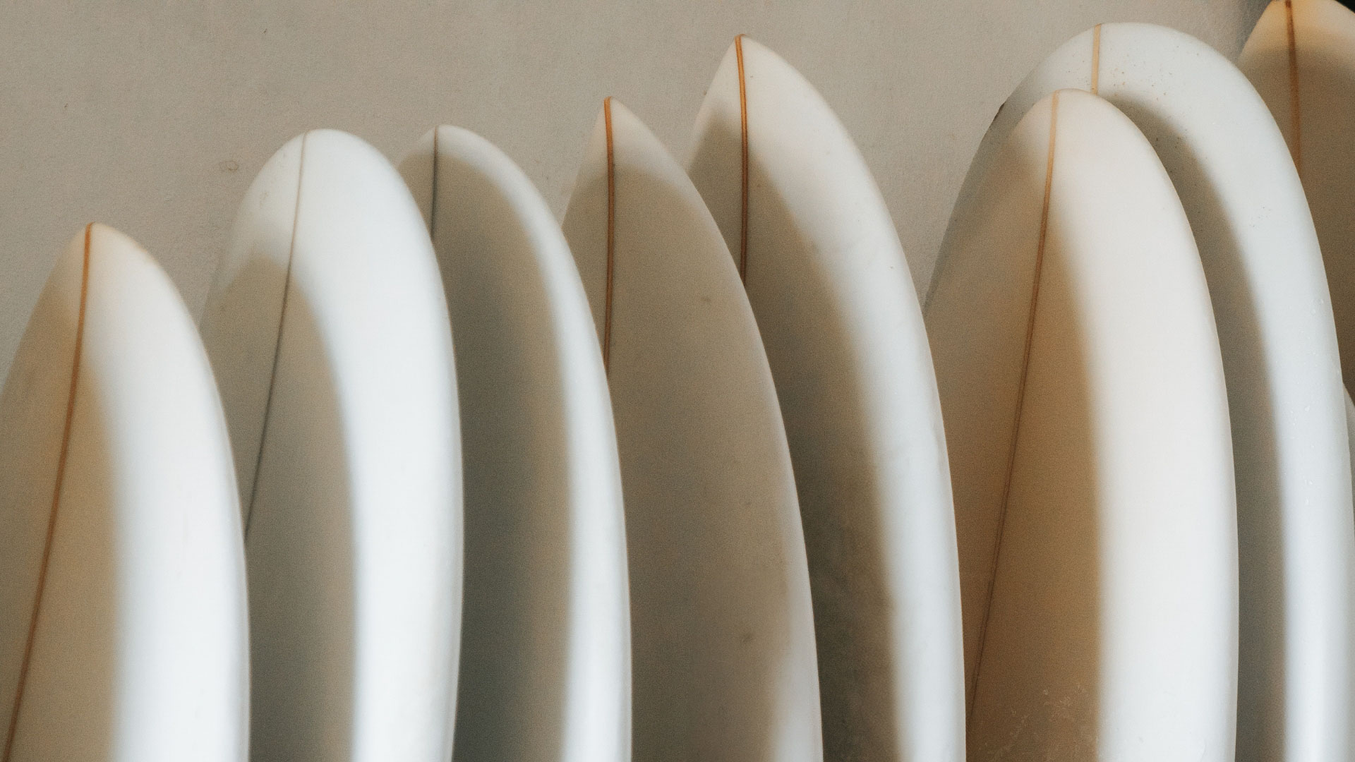 Goodtimes Sportreisen Surfcamp Portugal, Surfboards in der Surfgarage