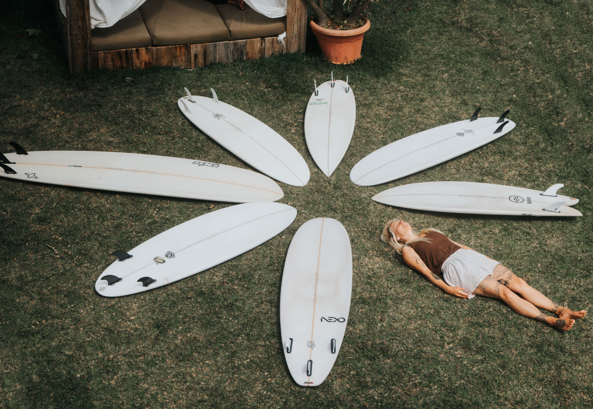 Goodtimes Sportreisen Surfcamp Portugal Goodtimes Testcenter. Auswahl Surfboards im Garten