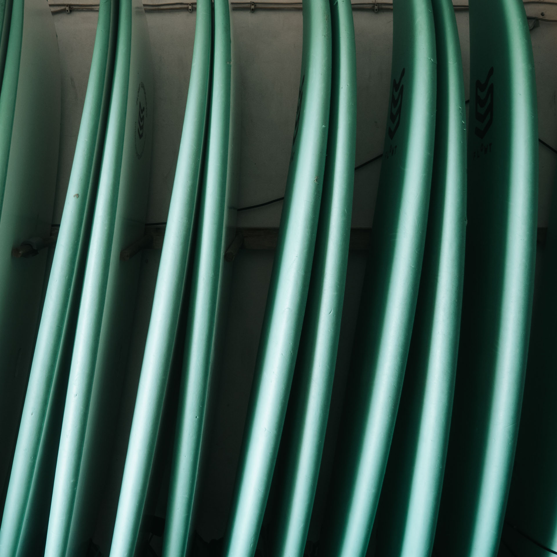 Goodtimes Sportreisen Surfcamp Portugal Goodtimes Testcenter, Softboards in der Surfgarage