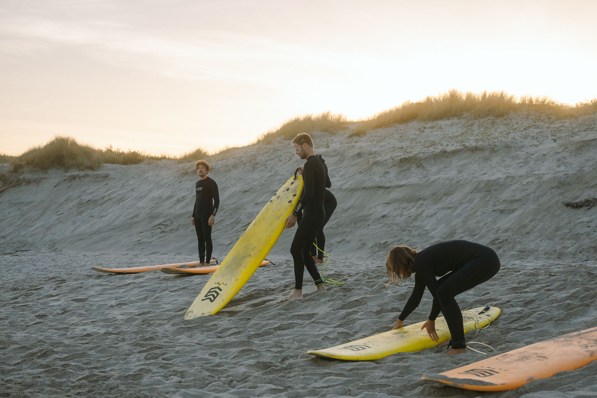 Goodtimes Sportreisen Surfcamp Portugal Surfmaterial, Surfer mit Softboards