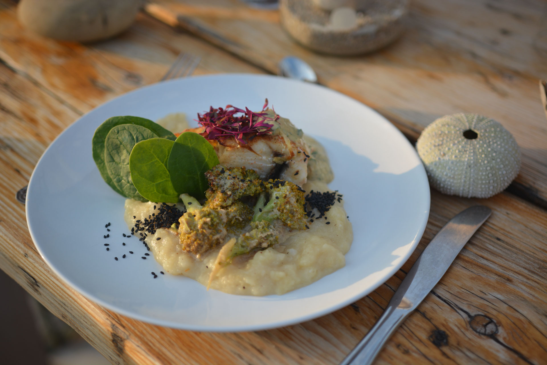 Goodtimes Sportreisen Surfcamp Portugal Abendessen liebevoll angereichtet