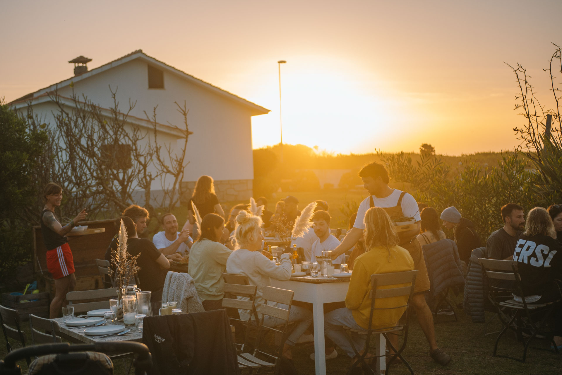 Goodtimes Sportreisen Surfcamp Portugal Abendessen wird im Garten serviert