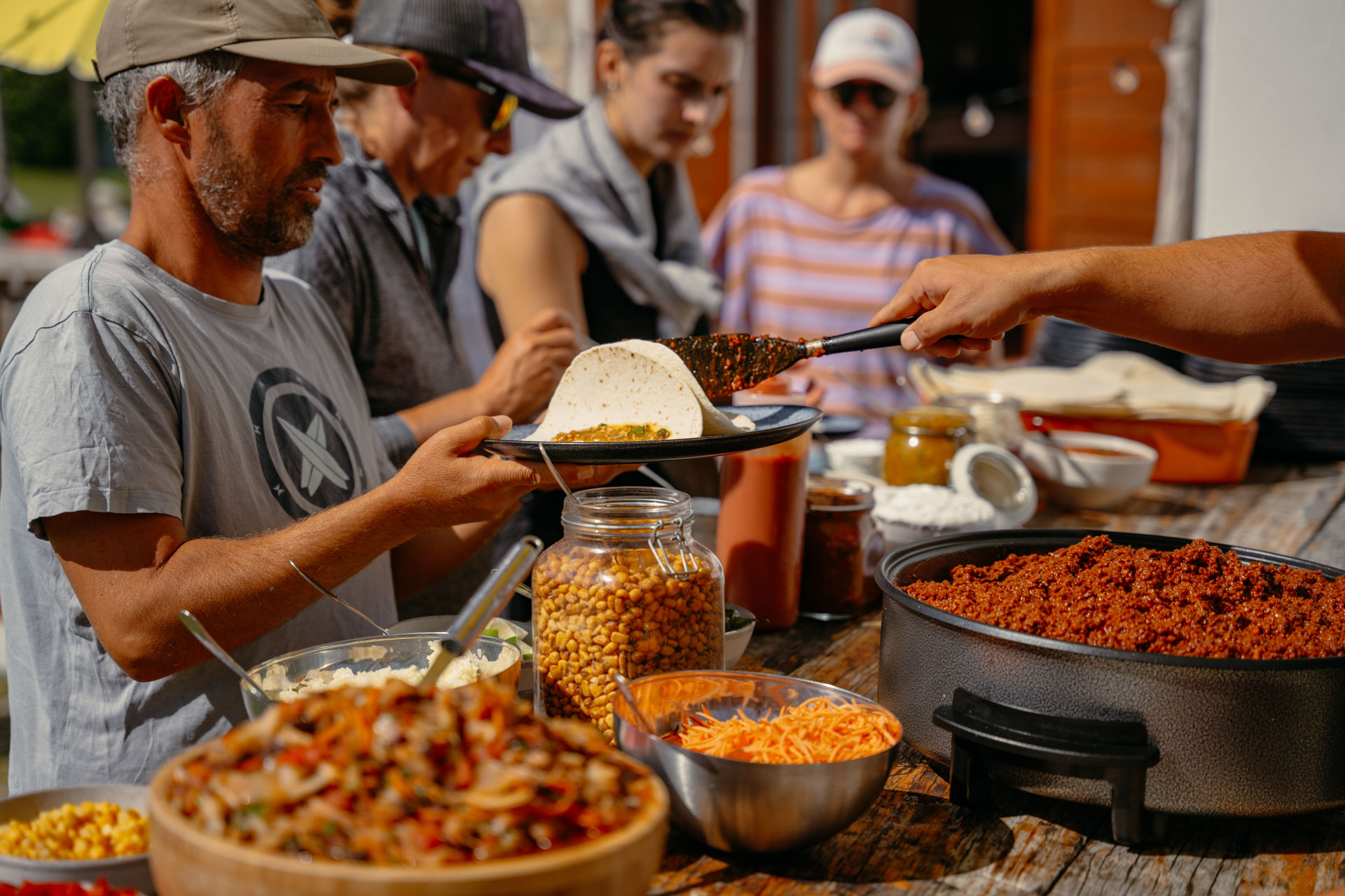 Goodtimes Sportreisen Surfcamp Portugal Gäste beim Tortilla Tuesday am Buffet
