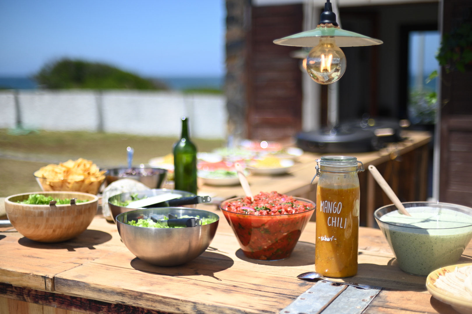Goodtimes Sportreisen Surfcamp Portugal Mittagsbuffet im Garten in der Sonne