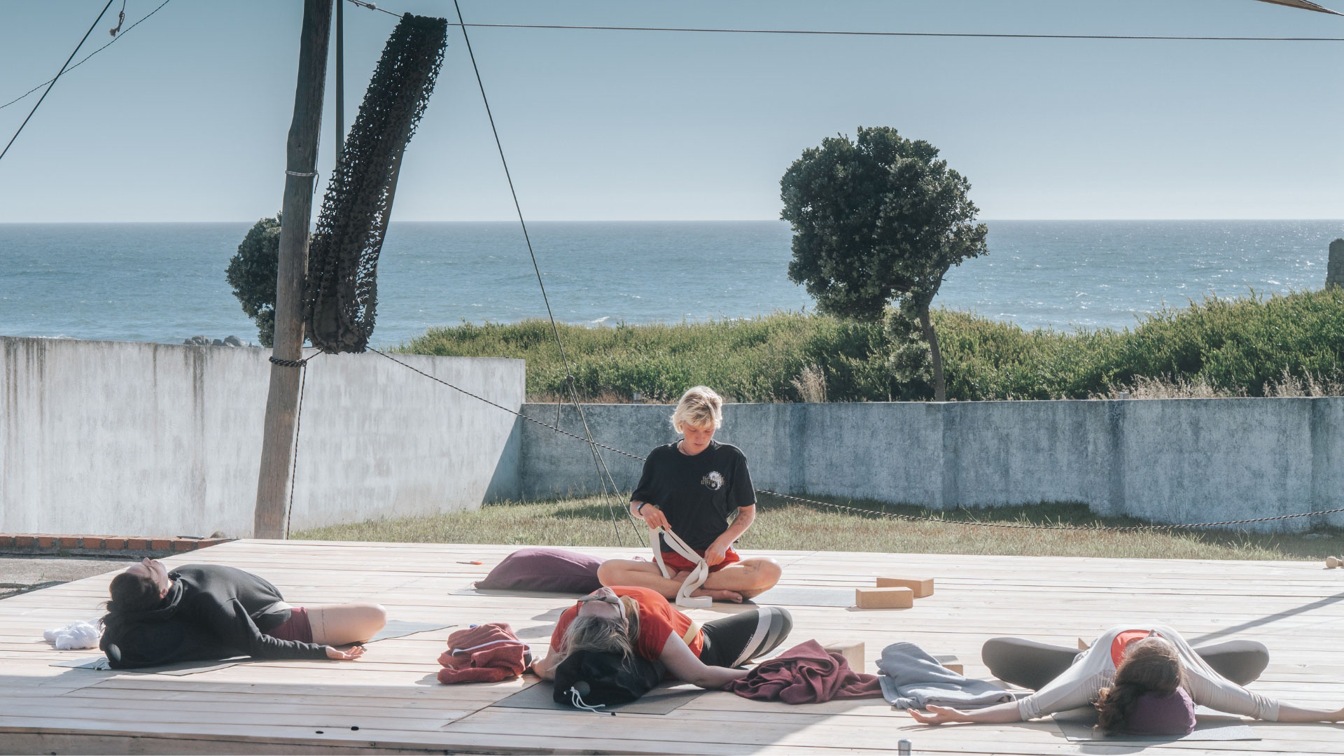 Goodtimes Sportreisen Surfcamp Portugal Yogassession im Garten