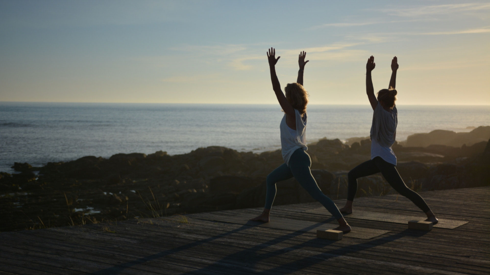 Goodtimes Sportreisen Surfcamp Portugal Yogasession auf Plattform am Meer