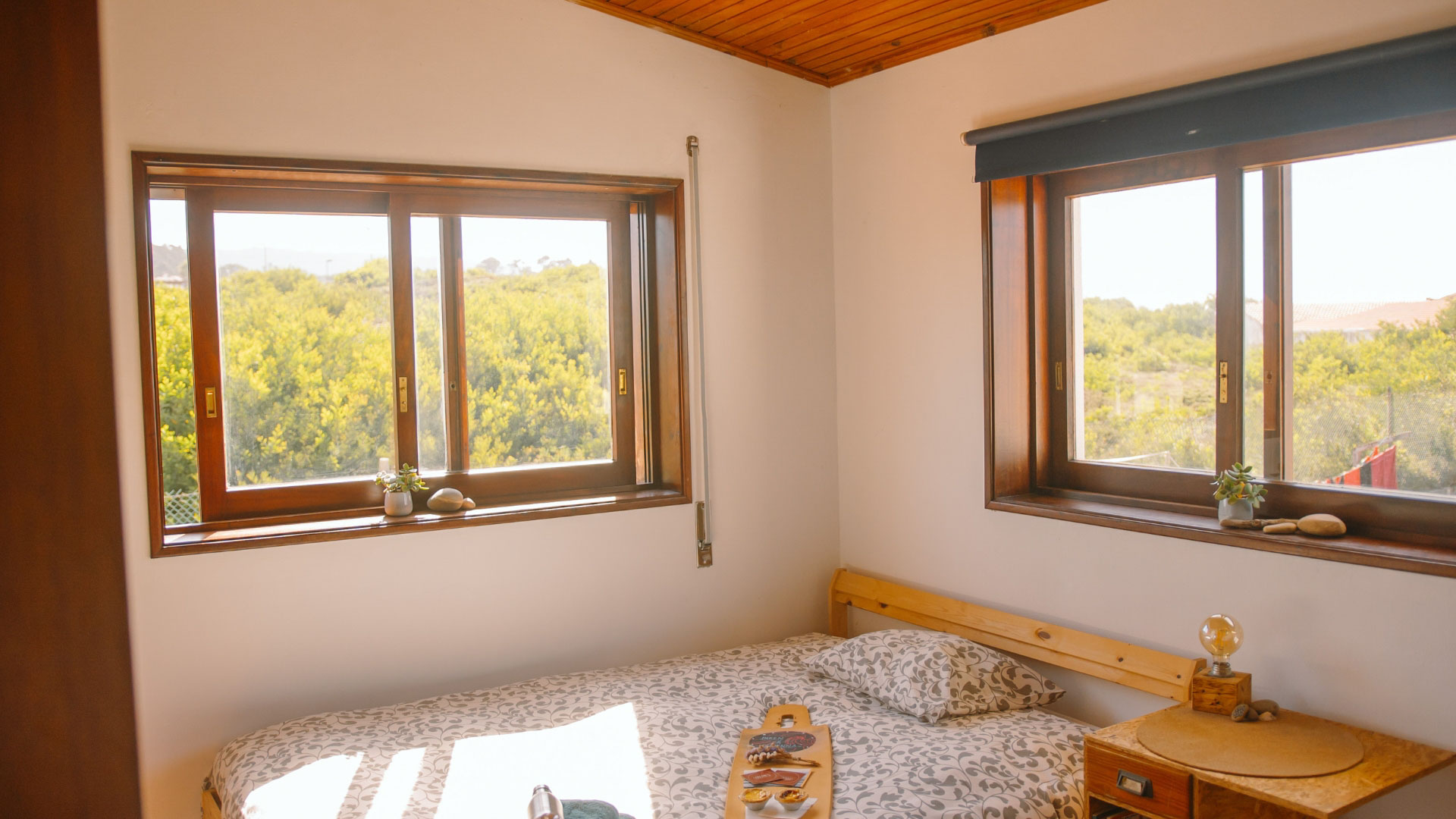 Goodtimes Sportreisen Surfcamp Portugal Doppelzimmer mit gemütlichem Bett