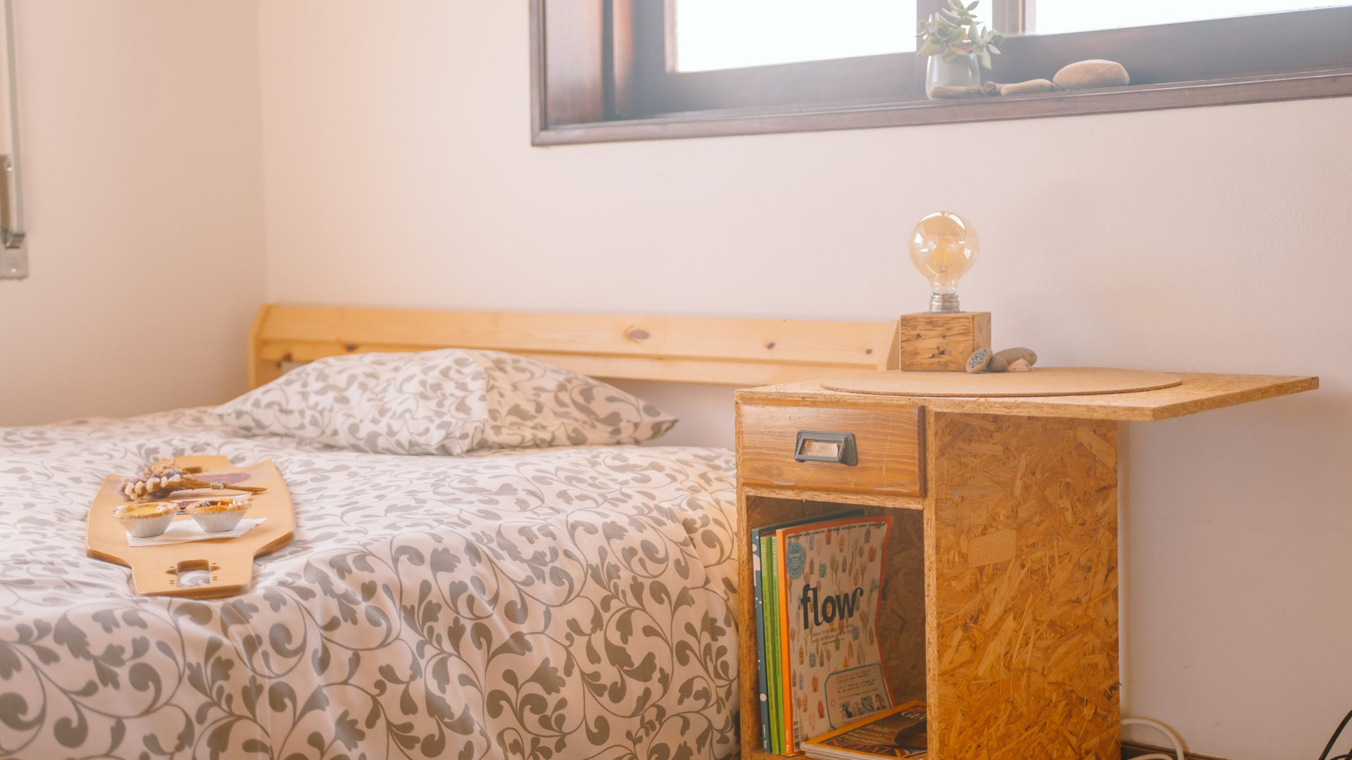 Goodtimes Sportreisen Surfcamp Portugal Doppelzimmer mit viel Sonnenlicht