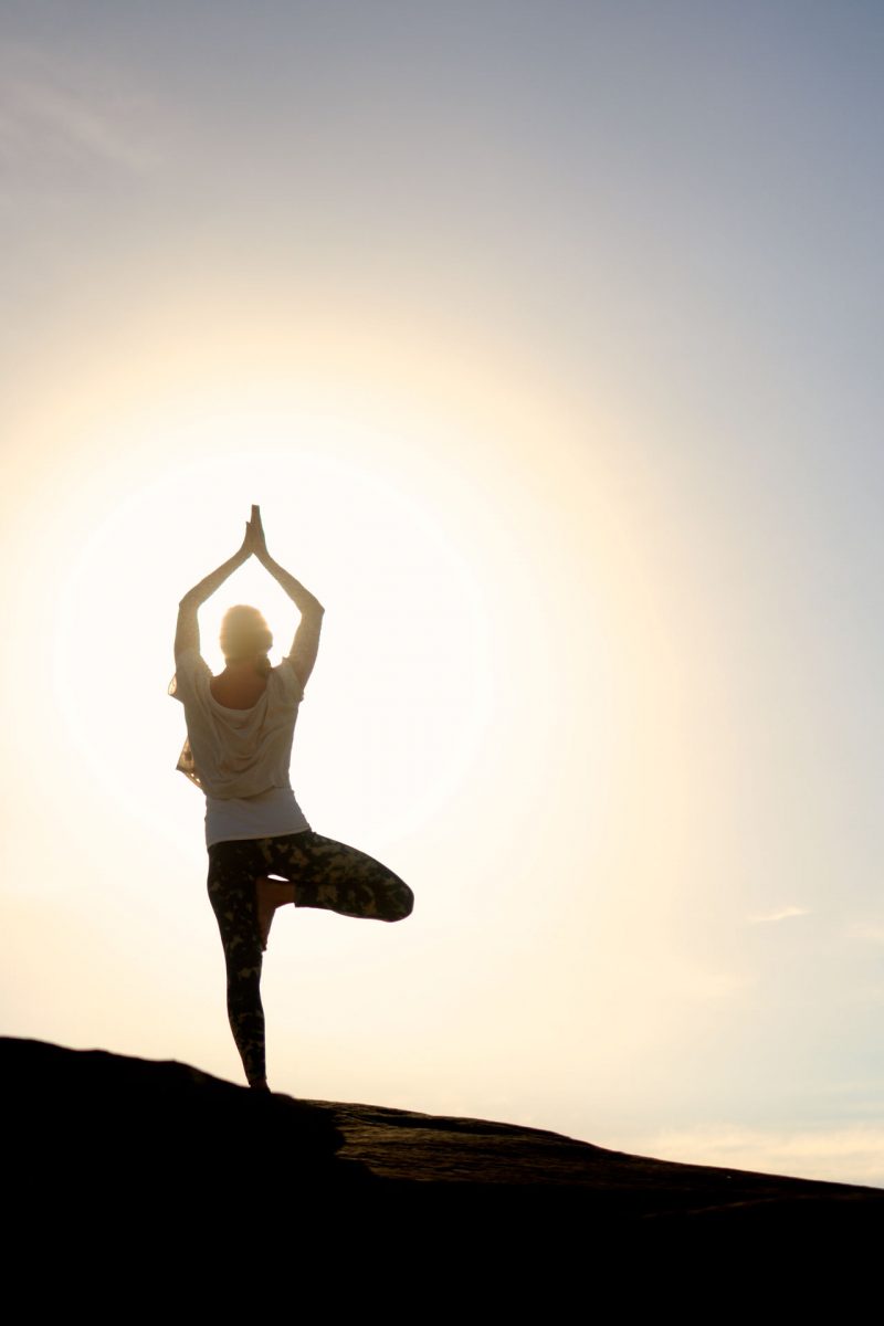 Yoga Retreat Yoga Pose bei Sonnenaufgang