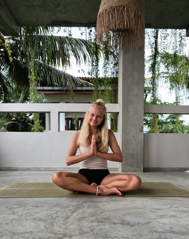 Sinah im Sukhasana auf ihrer Yogamatte