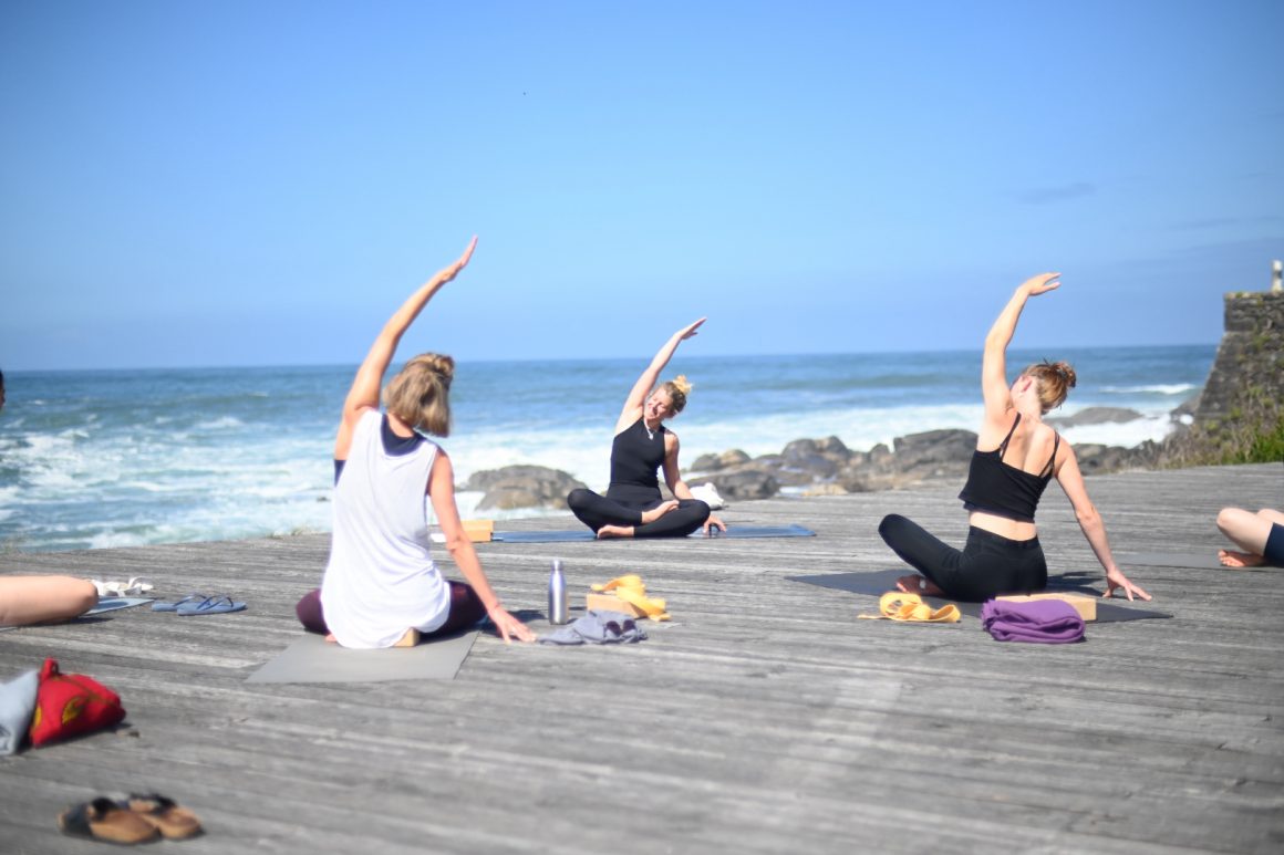 kleine Yogagruppe am Meer in Nordportugal