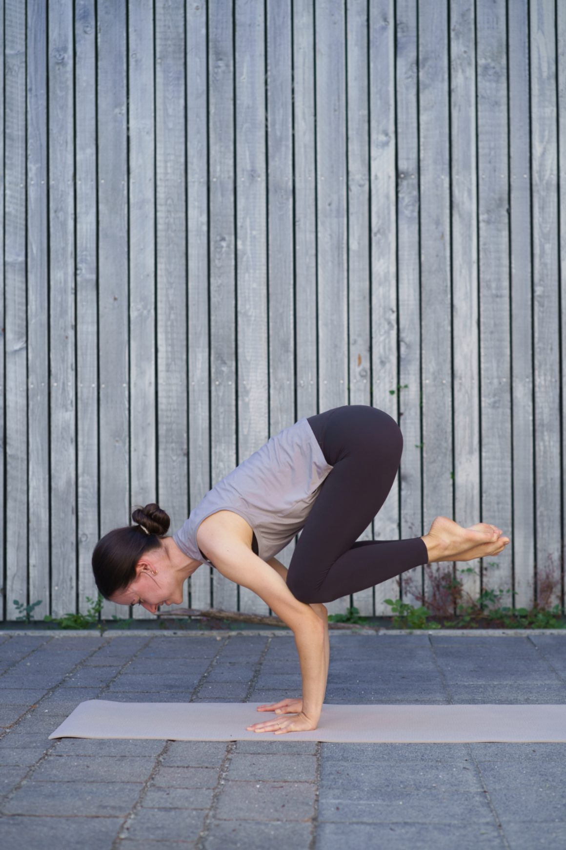 Yogapose Krähe Outdoor
