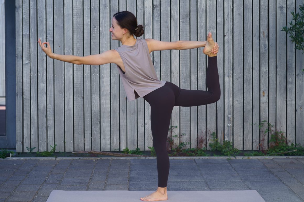 Yogapose Tänzerin outdoor